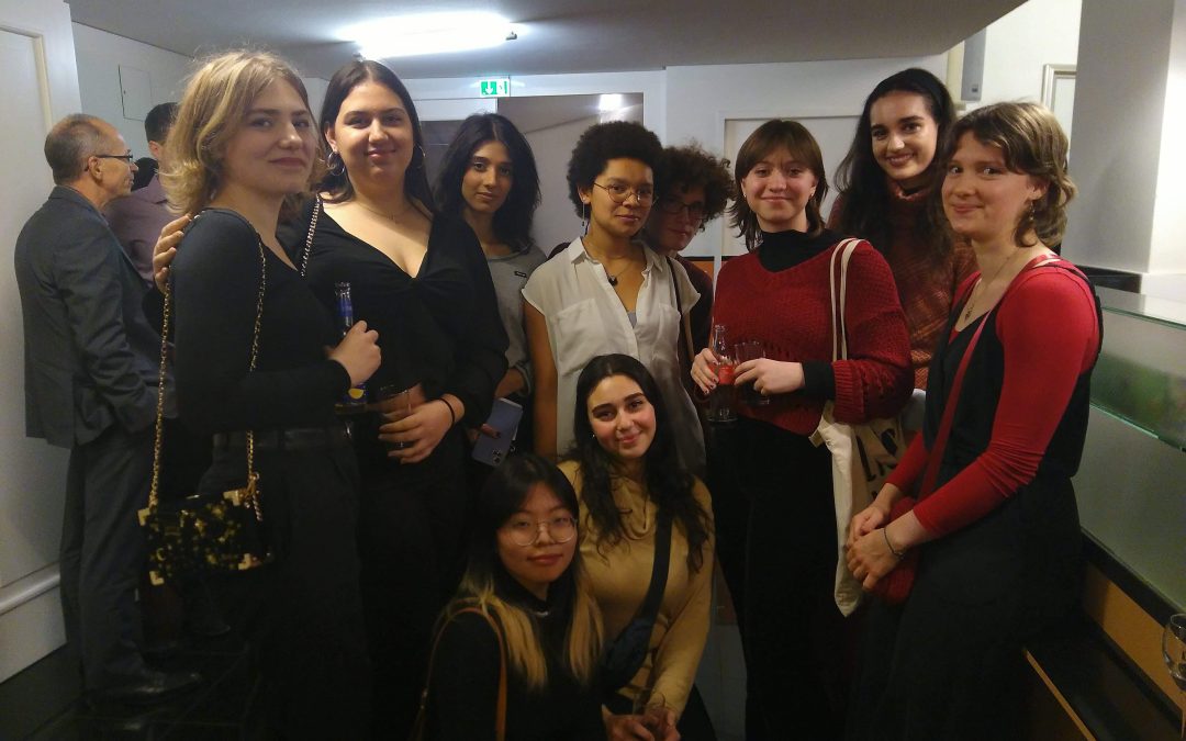 Und der Haifisch, der hat Zähne. . .