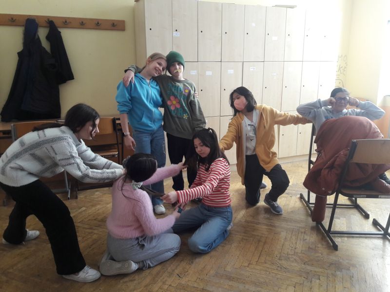 Standbilder zum Thema „Menschenrechte“ (Mädchen 2a, Sportunterricht)