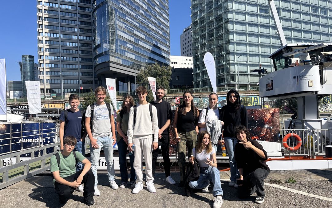 Besuch der 6BG auf der MS Wissenschaft: Eine Reise durch das Universum