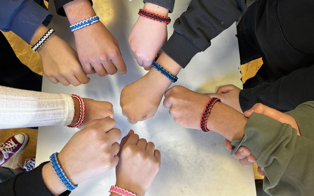 Technik und Design: Armbänder und Schlüsselanhänger aus Paracord